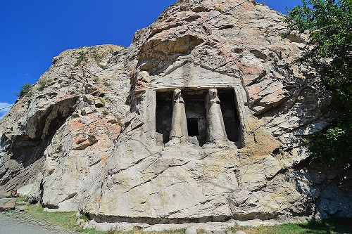 iskilip-kaya-mezarlari