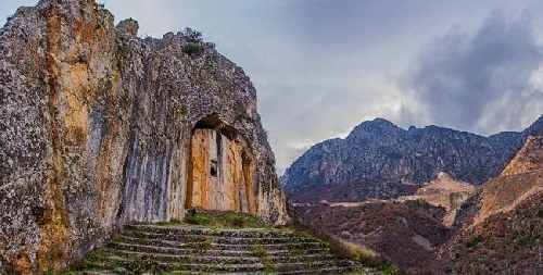 lacin-kapilikaya-anitsal-mezari