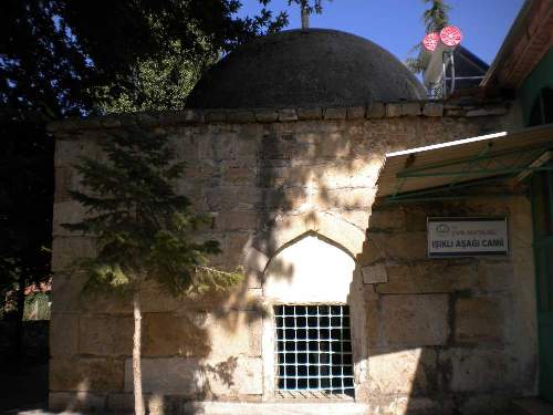 isikli-asagi-cami-turbesi