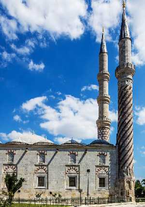 uc-serefeli-cami