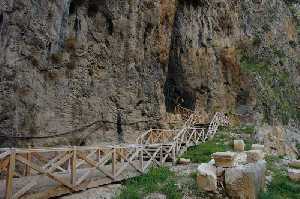 aksu-zindan-magarasi