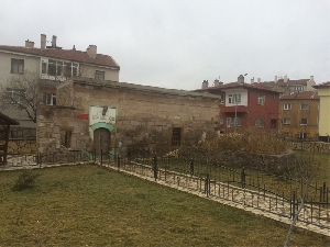 kesikbas-semsi-tebrizi-turbesi
