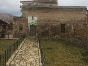 kesikbas-semsi-tebrizi-turbesi