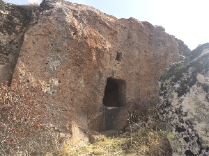 karatli-kus-kayasi-kaya-mezarlari