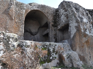 karatli-kus-kayasi-kaya-mezarlari
