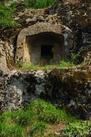 sucuali-kaya-mezari