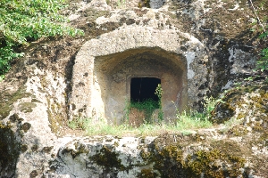 sucuali-kaya-mezari