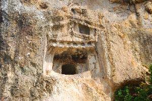 unye-kalesi-kaya-mezari