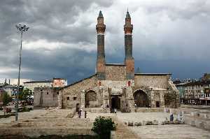 cifte-minareli-medrese