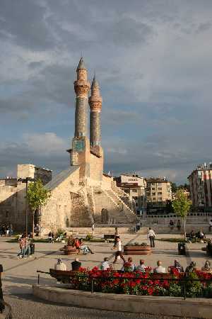 cifte-minareli-medrese
